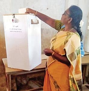 தேர்தல் பயிற்சி வகுப்பு முடிவில் தபால் வாக்களிக்கும் அரசு அலுவலர்.