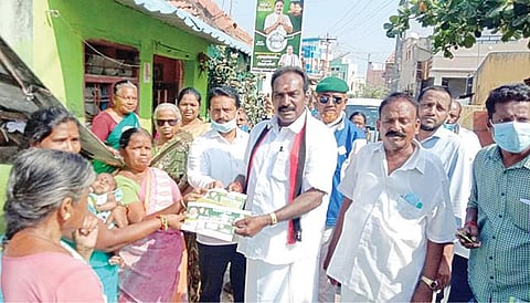 திண்டுக்கல்  நாகல் நகரில் பிரச்சாரம் மேற்கொண்ட அமமுக வேட்பாளர் ராமுத்தேவர்.