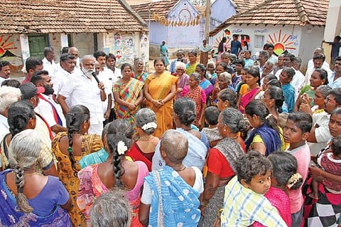 சின்னாளபட்டி அருகே நெசவாளர் காலனியில் பொதுமக்களிடம் வாக்கு சேகரித்த ஆத்தூர் தொகுதி திமுக வேட்பாளர் ஐ.பெரியசாமி.