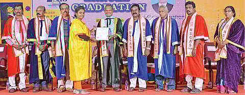 தேனி நாடார் சரசுவதி கலை மற்றும் அறிவியல் கல்லூரியில் நடந்த பட்டமளிப்பு விழாவில் சிறப்பு விருந்தினர் செல்லம்பாலசுந்தரம் மாணவியருக்கு பட்டங்களை வழங்கினார்.