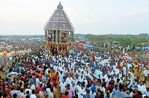 சிவகங்கை அருகே உருவாட்டி பெரியநாயகி அம்மன் கோயில் பங்குனி திருவிழா தேரோட்டத்தில் பங்கேற்ற பக்தர்கள்.