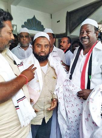 திருநாவலூரில் வாக்கு சேகரிப்பில் ஈடுபட்ட குமரகுரு.