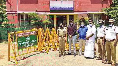 கடலூர் ஆனந்த பவன் ஓட்டல் சார்பில் கடலூர் டிஎஸ்பி சாந்தியிடம் போரிக்கார்டுகள் வழங்கப்பட்டன.