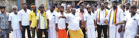 திருக்கோவிலூர் பாஜக வேட்பாளரை கண்டித்து பாமகவினர் ஆர்ப்பாட்டம் செய்தனர்.