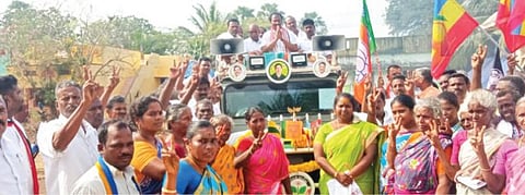 புவனகிரி அதிமுக வேட்பாளர் அருண்மொழிதேவன் வாக்கு சேகரிப்பில் ஈடுபட்டார்.