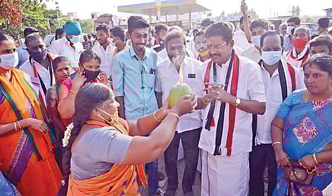 ஈரோடு மேற்கு தொகுதி அதிமுக வேட்பாளர் கே.வி.ராமலிங்கம் பெரியசேமூர் மற்றும் வீரப்பன்சத்திரம் பகுதியில் நேற்று வாக்கு சேகரித்தார்.