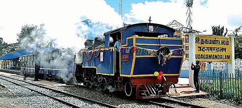 முதல் முறையாக தேசியக் கட்சிகளுக்கிடையே நேரடி போட்டி: காங்கிரஸ் கோட்டையான உதகையில் தாமரை மலருமா?