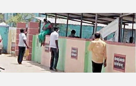 புதுக்கோட்டையில் தேர்தல் பயிற்சி வகுப்பில் இருந்து சுவர் ஏறி குதித்து வெளியேறிய ஆசிரியர்கள்: சமூக வலைதளங்களில் வைரலாகும் படங்கள்