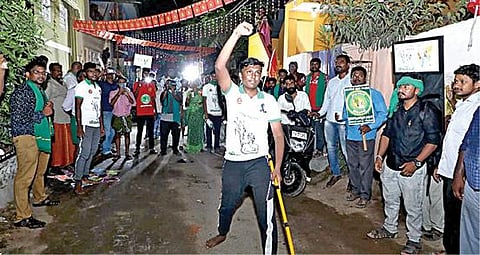 திருவொற்றியூர் தொகுதியில் பிரச்சாரத்தின்போது சிலம்பாட்டத்தில் ஈடுபட்ட நாம் தமிழர் கட்சி தொண்டர்.