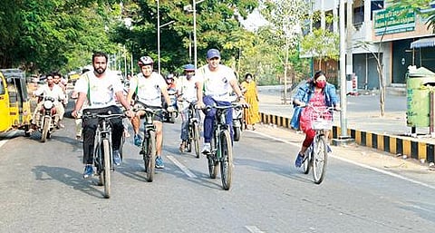 தி.மலை மாவட்டத்தில் 100 சதவீத வாக்குப்பதிவை வலியுறுத்தி கிரிவல பாதை யில் நடைபெற்ற மிதிவண்டி விழிப்புணர்வு பேரணியில் பங்கேற்ற ஆட்சியர் சந்தீப் நந்தூரி.