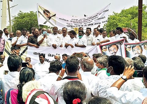 செங்கத்தில் ஆ.ராசாவை கண்டித்து ஆர்ப்பாட்டத்தில் ஈடுபட்ட அதிமுகவினர்.