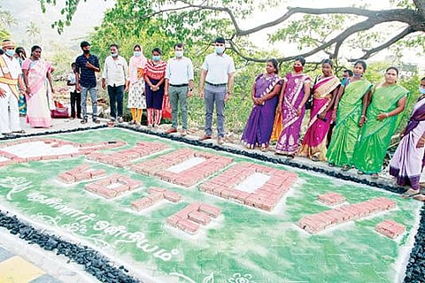 தி.மலை கிரிவல பாதையில் நடைபெற்ற தேர்தல் விழிப்புணர்வு கண்காட்சியில் செங்கல் மூலம் வடிவமைக்கப்பட்ட 100 சதவீத வாக்குப் பதிவு வாசகத்தை பார்வையிட்ட ஆட்சியர் சந்தீப் நந்தூரி.