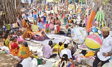 பங்குனி உத்திர திருவிழாவை முன்னிட்டு தென் மாவட்டங்களில் உள்ள சாஸ்தா கோயில்களில் நேற்று சிறப்பு பூஜை நடைபெற்றது.  திருநெல்வேலி மாவட்டம் பிராஞ்சேரியில் உள்ள  வீரிய பெருமாள் சாஸ்தா, கரையடிமாடசுவாமி கோயிலில் பக்தர்கள் பொங்கலிட்டு வழிபாடு செய்தனர். (அடுத்தபடம்) தகிக்கும் வெப்பத்தால் ஏற்பட்ட பயண களைப்பு நீங்க கோயில் வளாகத்தில் உள்ள மர நிழலில் குடும்பத்துடன் அமர்ந்திருந்த பக்தர்கள்.படங்கள் மு. லெட்சுமி  அருண்.