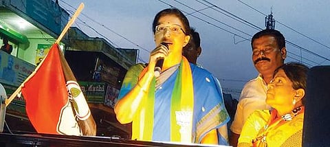 ஈரோடு மாவட்டம் மொடக்குறிச்சி தொகுதி பாஜக வேட்பாளர் சி.கே.சரஸ்வதியை ஆதரித்து நடிகை கவுதமி பிரச்சாரம் மேற்கொண்டார்.