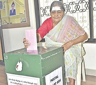 ஈரோடு கிழக்குத் தொகுதியைச் சேர்ந்த மூத்த வாக்காளர், தனது வீட்டில் இருந்தவாறே, தபால் வாக்கினை நேற்று பதிவு செய்தார்.