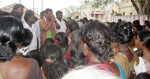 கமுதி பகுதியில் வாக்கு சேகரித்த முதுகுளத்தூர் அமமுக வேட்பாளர் முருகன்.