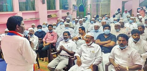 காட்டுமன்னார்கோவில் விடுதலைச்சிறுத்தைகள் வேட்பாளர் சிந்தனைச்செல்வன் லால்பேட்டை முஸ்லிம் ஜமாத் நிர்வாகிகளிடம் வாக்கு சேகரித்தார்.