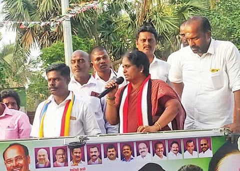 குறிஞ்சிப்பாடி அதிமுக வேட்பாளர் செல்வி ராமஜெயம் கூட்டணி கட்சி நிர்வாகிகளுடன் வாக்கு சேகரிப்பில் ஈடுபட்டார்.