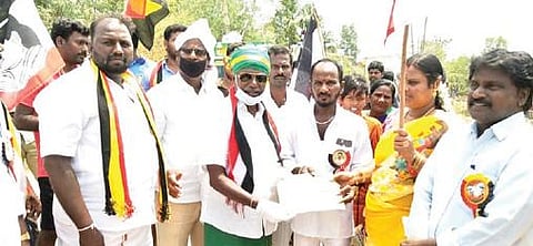 பெரும்புதூர் தொகுதி அமமுக வேட்பாளர் மொளச்சூர் இரா.பெருமாள் நேற்று பல்வேறு கிராமங்களில் வாக்கு சேகரிப்பில் ஈடுபட்டார்.