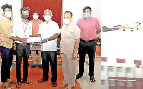 தோளூர்ப்பட்டி கொங்குநாடு இன்ஜினியரிங் கல்லூரியில் நடைபெற்ற டிரோன் தொழில்நுட்பம் குறித்த பயிற்சியில் கலந்துகொண்டு மாணவர்களுக்கு கல்லூரி சேர்மன் பெரியசாமி சான்றிதழ்களை வழங்கினார். அருகில் கல்லூரி முதல்வர் அசோகன்.