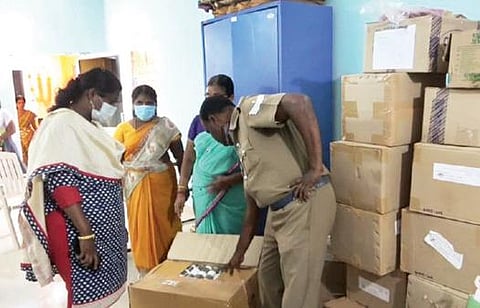 புதுக்கோட்டை அருகே 9ஏ நத்தம்பண்ணை ஊராட்சி மன்ற அலுவலகத்தில் அதிமுக ஊராட்சித் தலைவர் பதுக்கி வைத்திருந்த பரிசுப் பொருட்களை பறிமுதல் செய்யும் அலுவலர்கள்.