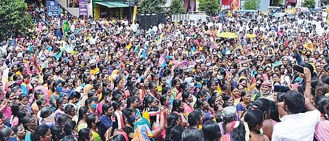 கரூர் பேருந்து நிலையம் அருகில் நேற்று ஆ.ராசாவை கண்டித்து ஆர்ப்பாட்டத்தில் ஈடுபட்ட அதிமுக மகளிரணியினர்.