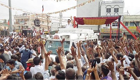 திருப்பூர் மாவட்டம் காங்கயத்தில் நேற்று நடைபெற்ற தேர்தல் பிரச்சாரத்தில் பேசிய திமுக தலைவர் மு.க.ஸ்டாலின்.படம்: இரா.கார்த்திகேயன்