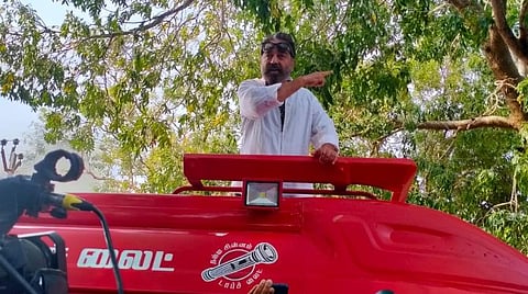 சைகையில் வாக்குச் சேகரித்த கமல்.