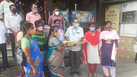 வெற்றிலை தாம்பூலத்துடன் அழைப்பிதழ்