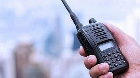 தலைமை அலுவலர் தவிர வாக்குச்சாவடியிலிருந்து 100 மீட்டர் தொலைவுக்குட்பட்ட பகுதியில் செல்போன், வயர்லெஸ் பயன்படுத்தக்கூடாது: தேர்தல் ஆணையம்