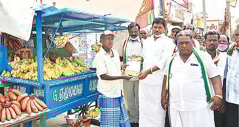 திருவண்ணாமலையில் திமுக வேட்பாளர் எ.வ.வேலுவுக்கு ஆதரவாக வாக்கு சேகரித்த தமிழக விவசாயிகள் தொழிலாளர்கள் கட்சியின் தலைவர் பொன்.குமார்.