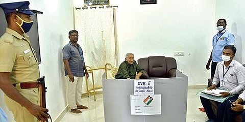 தூத்துக்குடி மில்லர்புரம் பகுதியில் உள்ள முதியவரின் வீட்டுக்கு சென்று தபால் வாக்கை பெறும் பணியில் ஈடுபட்ட தேர்தல் சிறப்புக் குழுவினர். படம்: என்.ராஜேஷ்