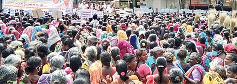 திமுக துணை பொதுச் செயலாளர் ஆ.ராசாவுக்கு கண்டனம் தெரிவித்து, அரியலூரில் நேற்று நடைபெற்ற ஆர்ப்பாட்டத்தில் பங்கேற்ற அதிமுகவினர்.