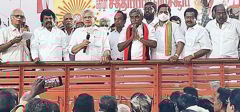 திமுக வேட்பாளர் பூண்டி கே.கலைவாணனை ஆதரித்து, திருவாரூர் பழைய பேருந்து நிலையம் அருகே நேற்று பிரச்சாரத்தில் ஈடுபட்ட மார்க்சிஸ்ட் கம்யூனிஸ்ட் கட்சியின் அகில இந்திய பொதுச்செயலாளர் சீத்தாராம் யெச்சூரி.