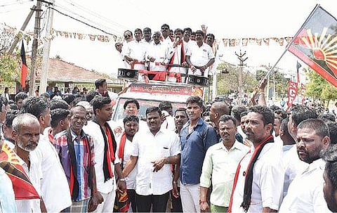 கடலூர் தேவனாம்பட்டினம் பகுதியில் திமுக வேட்பாளர் ஐயப்பன் வாக்கு சேகரிப்பில் ஈடுபட்டார்.