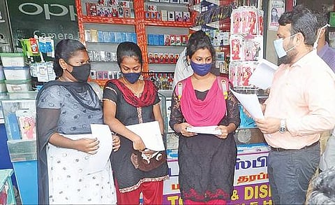 கடலூர் பேருந்து நிலையத்தில் இளம் வாக்காளர்களிடம்  100 சதவீதம் வாக்களிக்க விழிப்புணர்வு துண்டு பிரசுரங்கள் மாவட்ட தேர்தல் அலுவலர்  சந்திரசேகர் சாகமூரி வழங்கினார்.