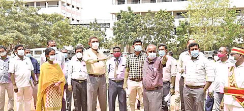 திருச்செங்கோடு வாக்கு எண்ணும் மையத்தில் மேற்கொள்ளப்பட்டு வரும் பணிகளை நாமக்கல் மாவட்ட ஆட்சியர் கா.மெகராஜ் ஆய்வு செய்தார். அருகில் மாவட்ட வருவாய் அலுவலர் துர்காமூர்த்தி.