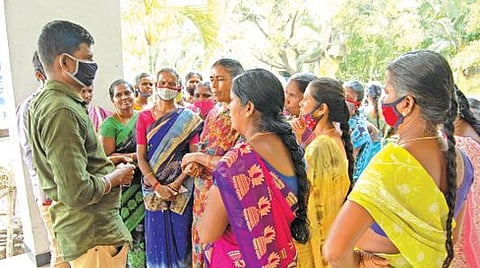 சீராக குடிநீர் விநியோகிக்க வலியுறுத்தி நல்லூர் மண்டல அலுவலகம் முற்றுகை  :