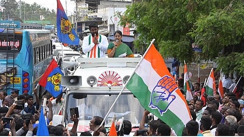 தூத்துக்குடி மாவட்டம் ஆழ்வார்திருநகரியில் ஶ்ரீவைகுண்டம் தொகுதி காங்கிரஸ் வேட்பாளர் ஊர்வசி எஸ்.அமிர்தராஜை ஆதரித்து கனிமொழி எம்பி பிரசாரம் செய்தார்.