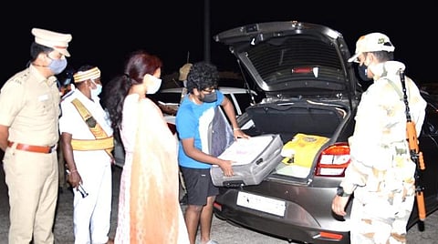 பூதகுடியில் வாகன சோதனையை ஆய்வு செய்யும் மாவட்ட தேர்தல் அலுவலர் பி.உமா மகேஸ்ரி, மாவட்ட காவல் கண்காணிப்பாளர் எல்.பாலாஜி சரவணன்.