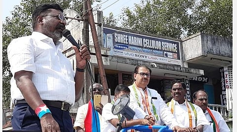 காரைக்கால் புதிய பேருந்து நிலையம் அருகே பிரச்சாரம் மேற்கொண்ட தொல்.திருமாவளவன்