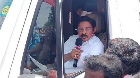 நத்தம் பேருந்துநிலையம் அருகே தேர்தல் பிரச்சாரம் மேற்கொண்ட இந்திய ஜனநாயக கட்சி மாநில தலைவர் பாரிவேந்தர். 