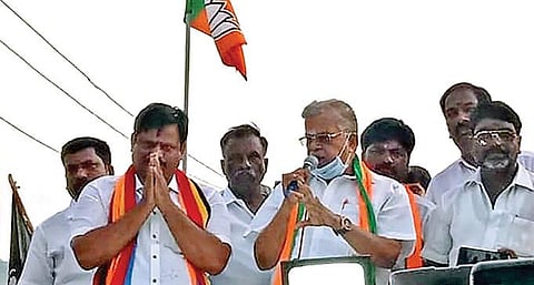 திருவண்ணாமலை பகுதியில் பா.ஜ.க வேட்பாளர் தணிகைவேலை ஆதரித்து அக்கட்சியின் தேசிய செயற்குழு உறுப்பினர் இல.கணேசன் வாக்கு சேகரித்தார்.