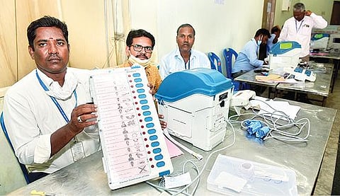 வேலூர் வட்டாட்சியர் அலுவலகத்தில் மின்னணு வாக்குப்பதிவு இயந்திரங்களில் வேட்பாளர்களின் பெயர், படத்துடன் சின்னம் பொருத்தும் பணி நடைபெற்றது. படம்: வி.எம்.மணிநாதன்.