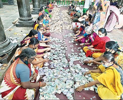 திருவண்ணாமலை அண்ணாமலையார் கோயிலில் நேற்று உண்டியல் காணிக்கை எண்ணப்பட்டது.