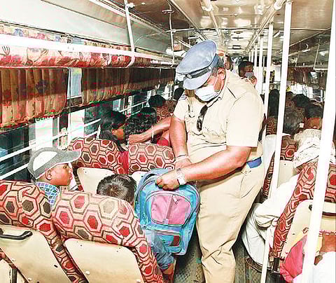 செங்கம் அருகே தனியார் பேருந்தில் பயணம் செய்த பயணிகளிடம் சோதனையிட்ட தேர்தல் பறக்கும் படையினர்.