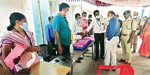 நாட்றாம்பள்ளி வட்டாட்சியர் அலுவலகத்தில் காவலர்கள் தபால் வாக்கு செலுத்துவதை நேற்று ஆய்வு செய்த திருப்பத்தூர் மாவட்ட ஆட்சியர் சிவன் அருள், எஸ்.பி., டாக்டர் விஜயகுமார் ஆகியோர். அடுத்த படம்: அரக்கோணத்தில் காவல் துறையினர் தபால் வாக்குகள் செலுத்தும் பணியை நேற்று ஆய்வு செய்த காவல் கண்காணிப்பாளர் டாக்டர் சிவகுமார்.