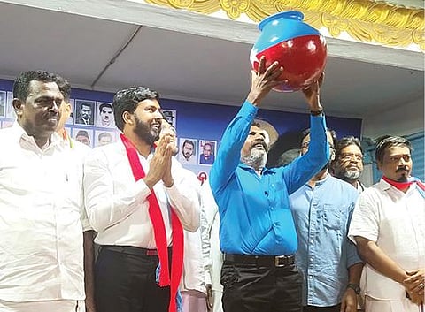 நாகை அவுரித்திடலில் நேற்று முன்தினம் இரவு நடைபெற்ற தேர்தல் பிரச்சார பொதுக்கூட்டத்தில் பானை சின்னத்தை வாக்காளர்களுக்கு அறிமுகப்படுத்துகிறார் விடுதலை சிறுத்தைகள் கட்சித் தலைவர் திருமாவளவன்.