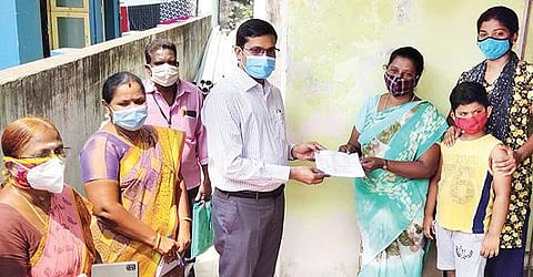 தஞ்சாவூர் மாநகராட்சி கணபதிநகர் பகுதிகளில் வாக்காளர்களிடம் நேற்று வாக்காளர் தகவல் சீட்டை விநியோகிக்கிறார் ஆட்சியர்  ம.கோவிந்தராவ்