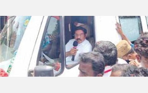 சொத்து விவரங்களை பொய்யாக குறிப்பிடும் அதிமுக - திமுகவினர்: ஐஜேகே. தலைவர் பாரிவேந்தர் குற்றச்சாட்டு